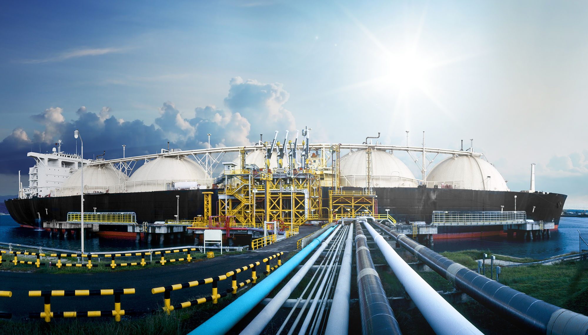 Tubagens de gás natural liquefeito (GNL) que vão para um terminal